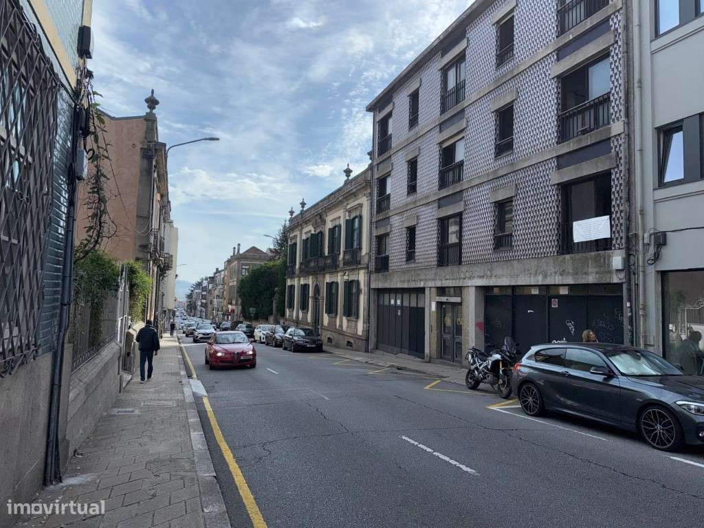 Prédio para recuperar na Rua D. João IV, em pleno centro do Porto-13