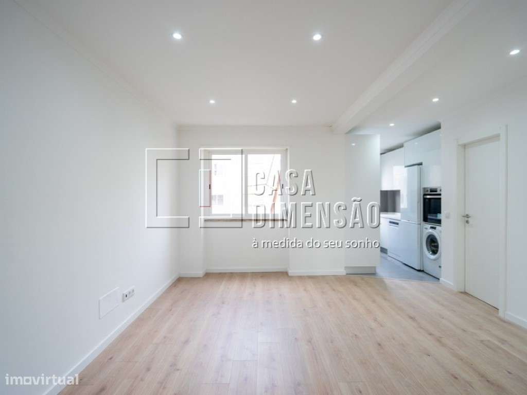 Apartamento T1, em fase de remodelação, Na Damaia!!-8