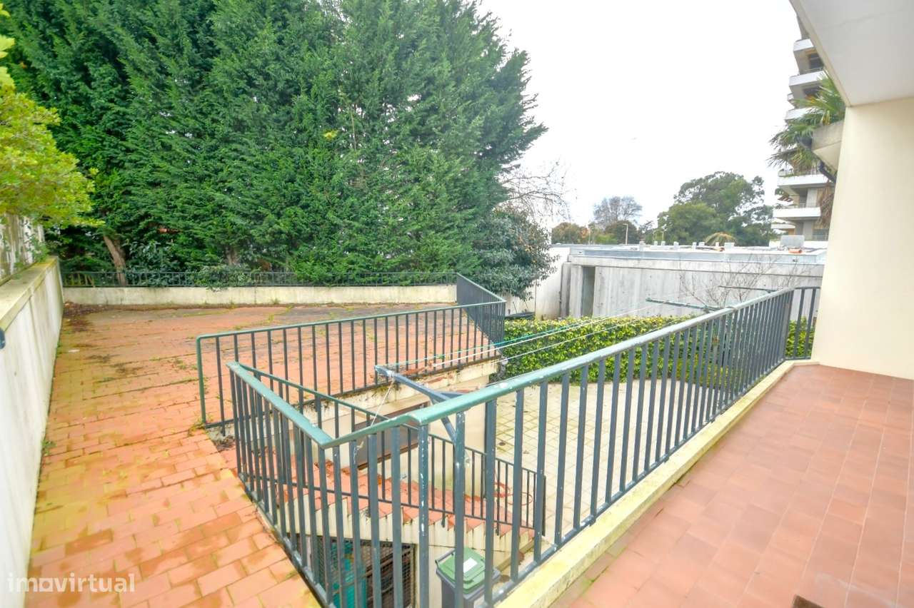 Moradia T7 na Foz | Jardim, Terraço, garagem e enorme potencial - Grande imagem: 5/23