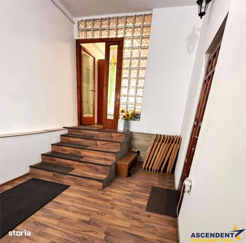 Casa in apreciabil potential,cu terase, curte,gradina echipata,2 pivni - Imagine principală: 5/20