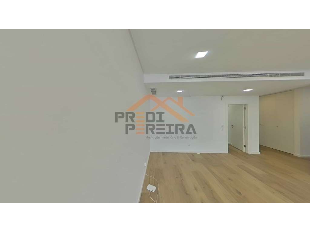 Moradia T4 em condomínio privado com piscina, no Fanqueiro em Loures-12