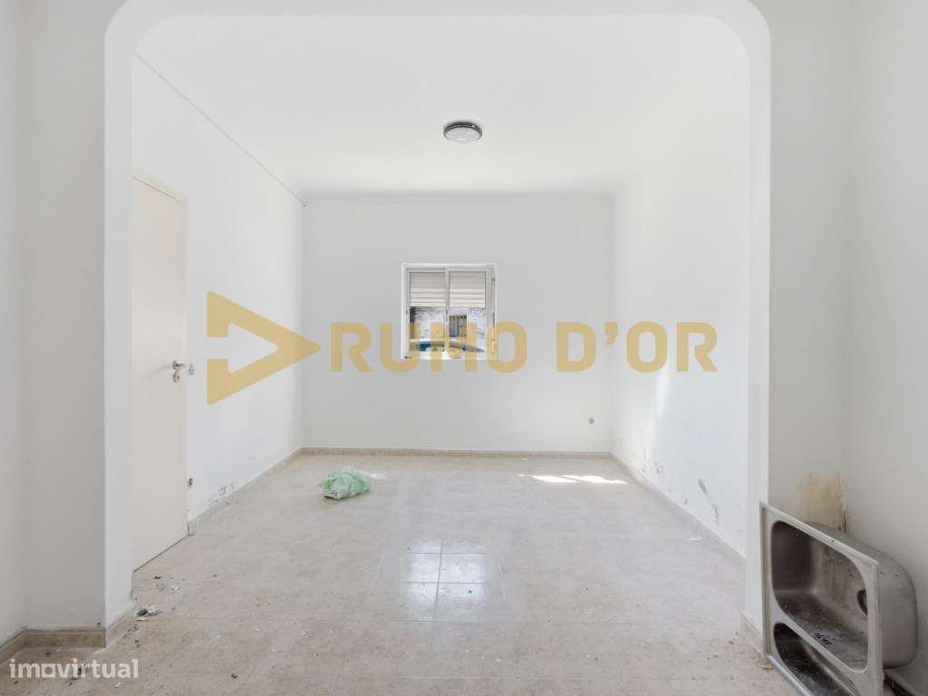 Quinta com 3 moradias e 3 garagens em Abrigada-18