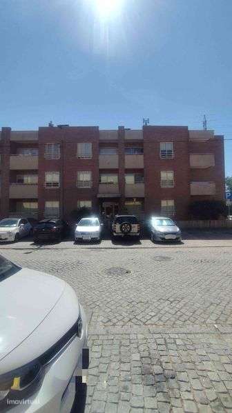 T3 com garagem fechada de 48 m² em condomínio fechado jardim enorme
