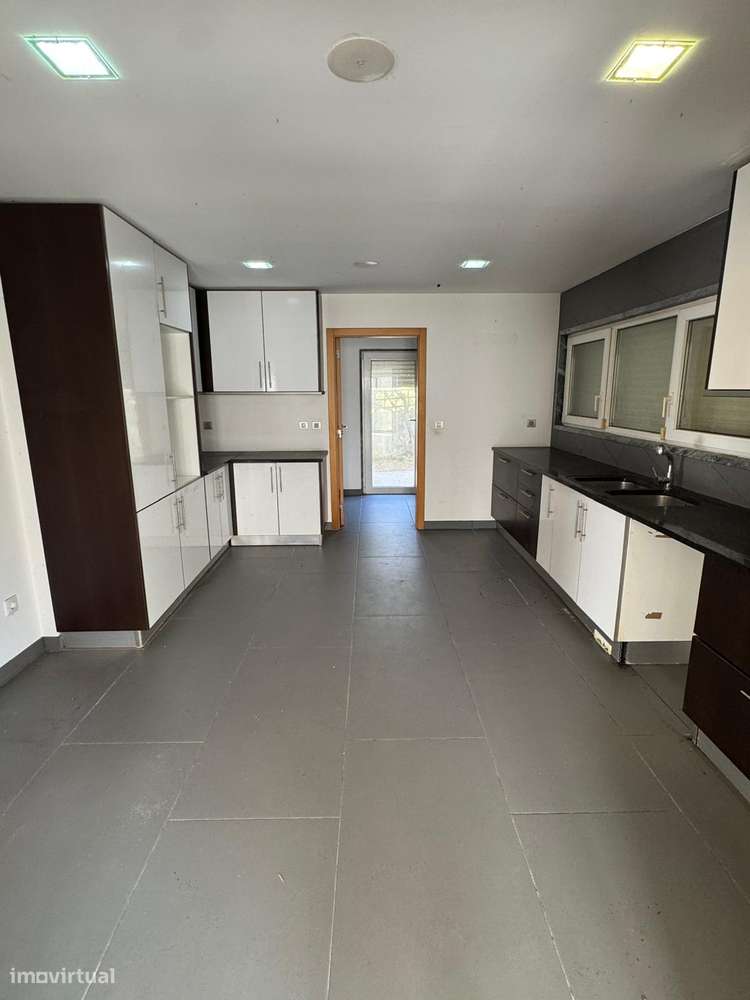 Moradia T5 com piscina, garagem e vista mar em Ericeira-31