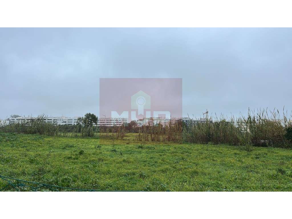 Terreno localizado em espaço urbanizável, Quelfes-0