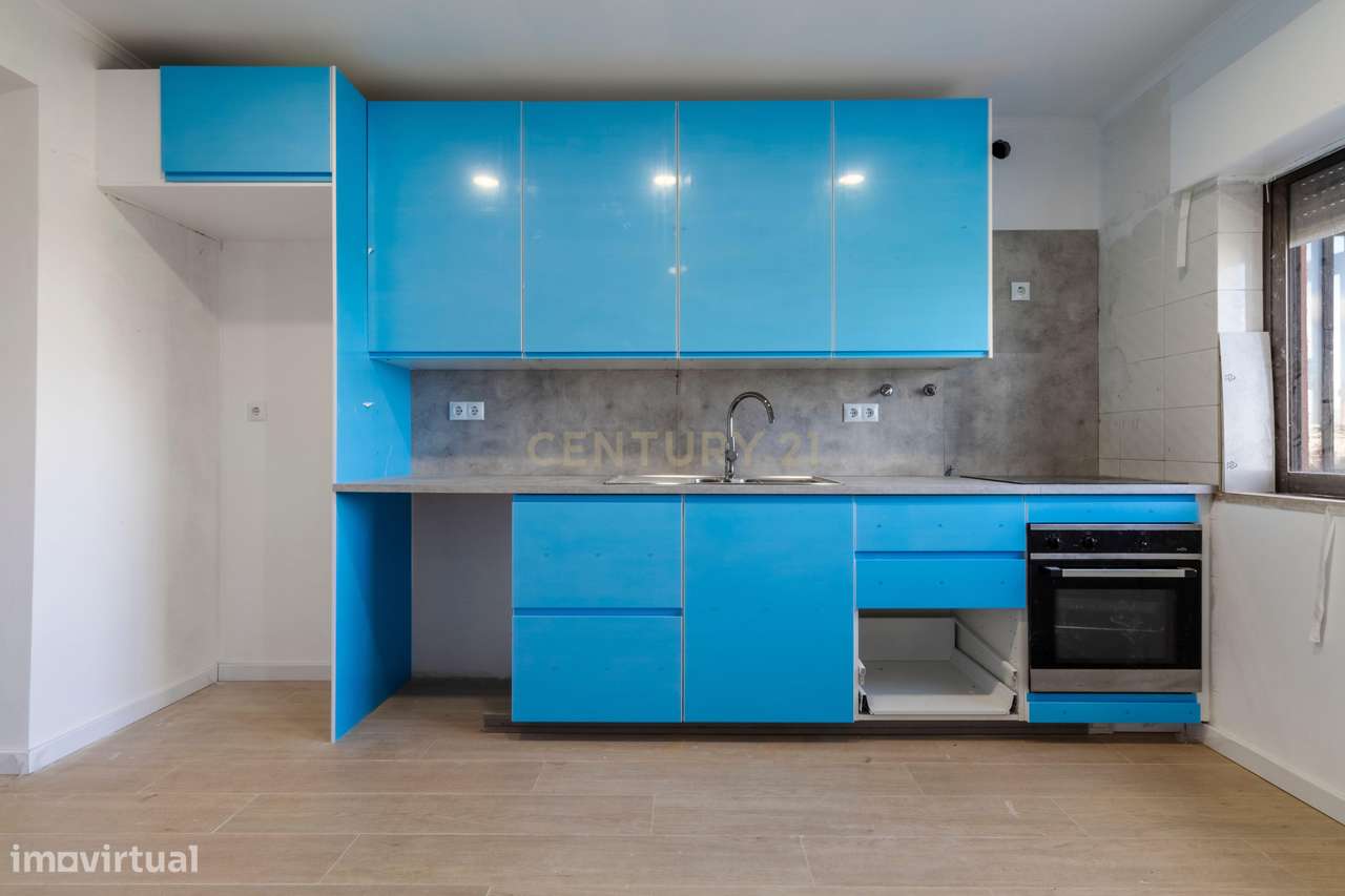 Apartamento T1 totalmente remodelado com 2 varandas,  Prédio com eleva-24