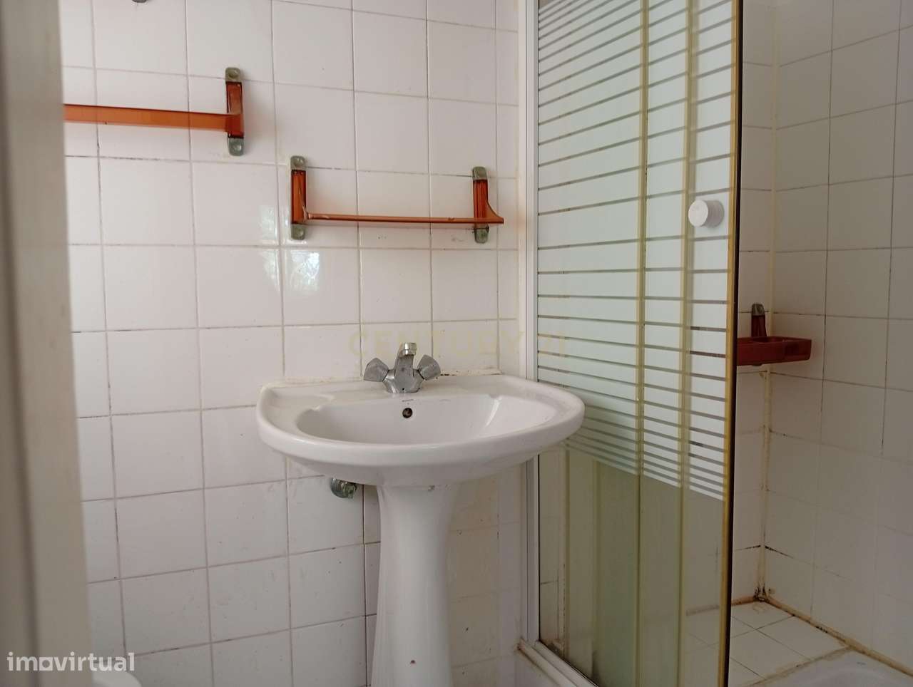 Apartamento para remodelação total situado na zona oriental (a 10m a p-11