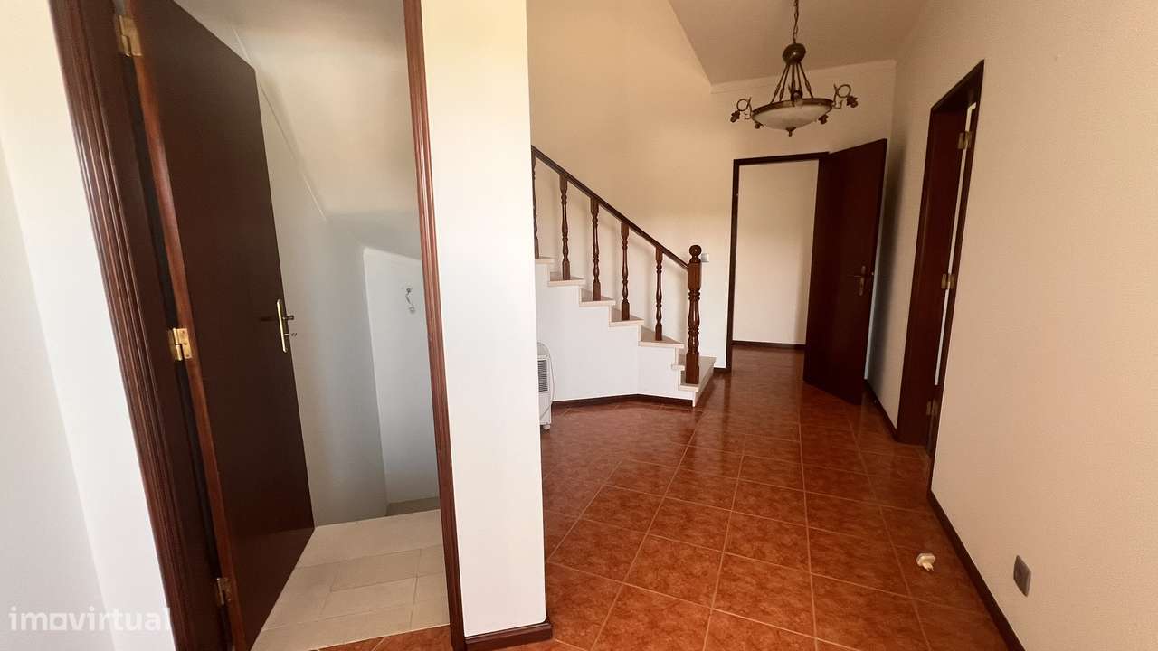 Moradia T4+ 3 Isolada  com Piscina Privada e Ótimos Acessos à A8 - Grande imagem: 4/55