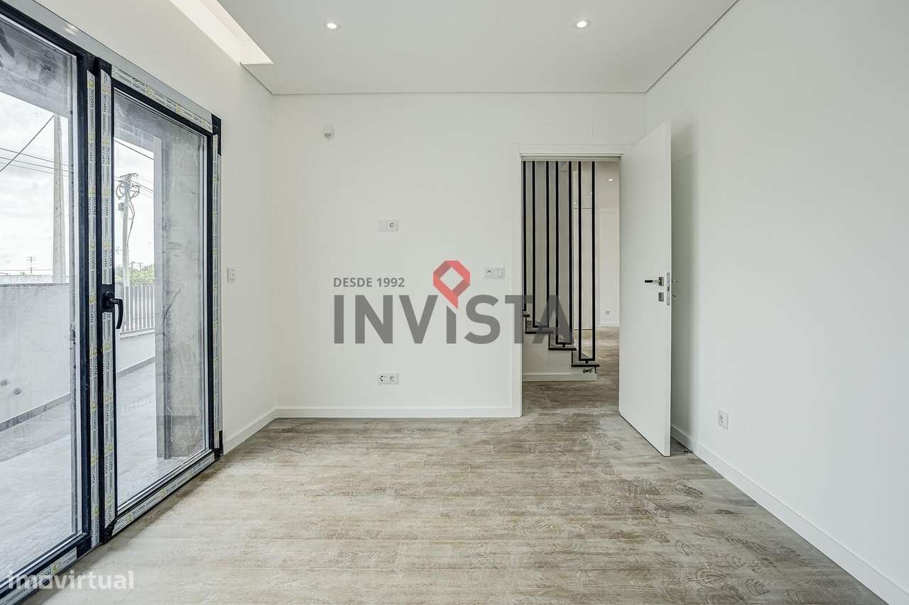 Moradia nova com 3 suites e com arquitectura moderna-12