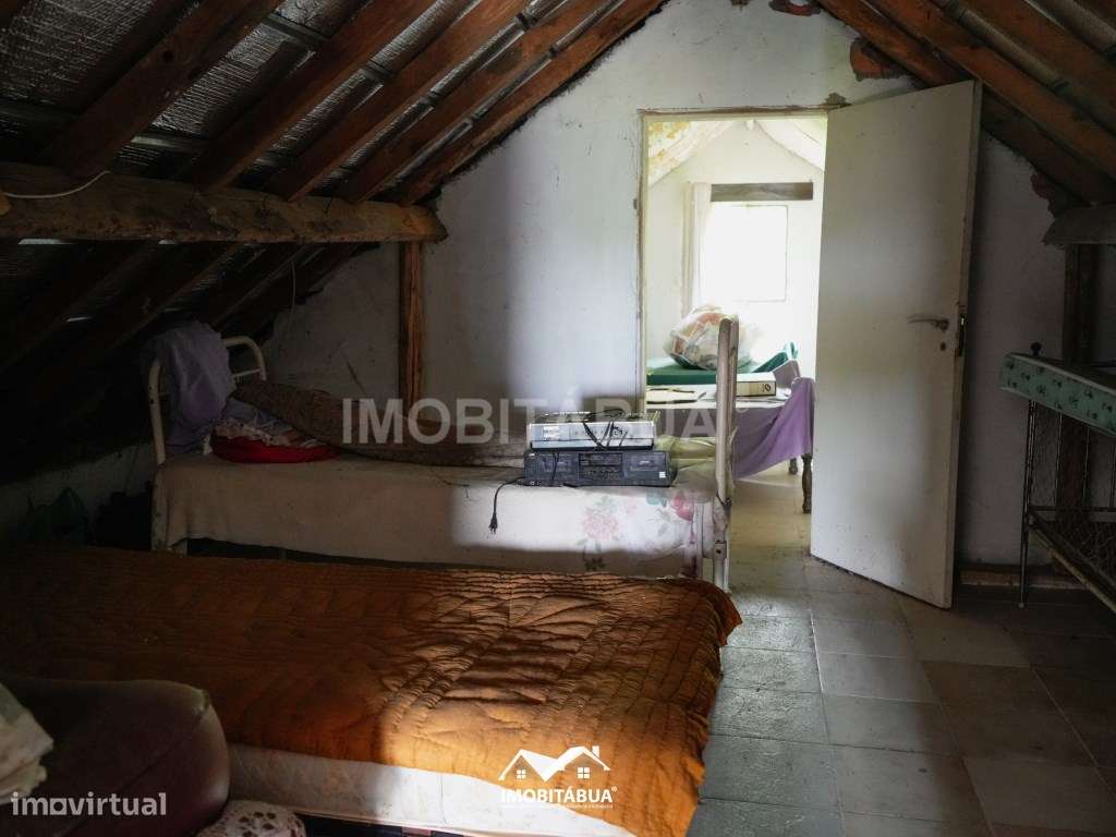 Moradia T2 com terreno, terraço e um anexo.-23