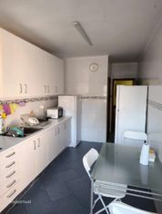 774715 - Quarto com cama de solteiro, com... - Grande imagem: 5/10