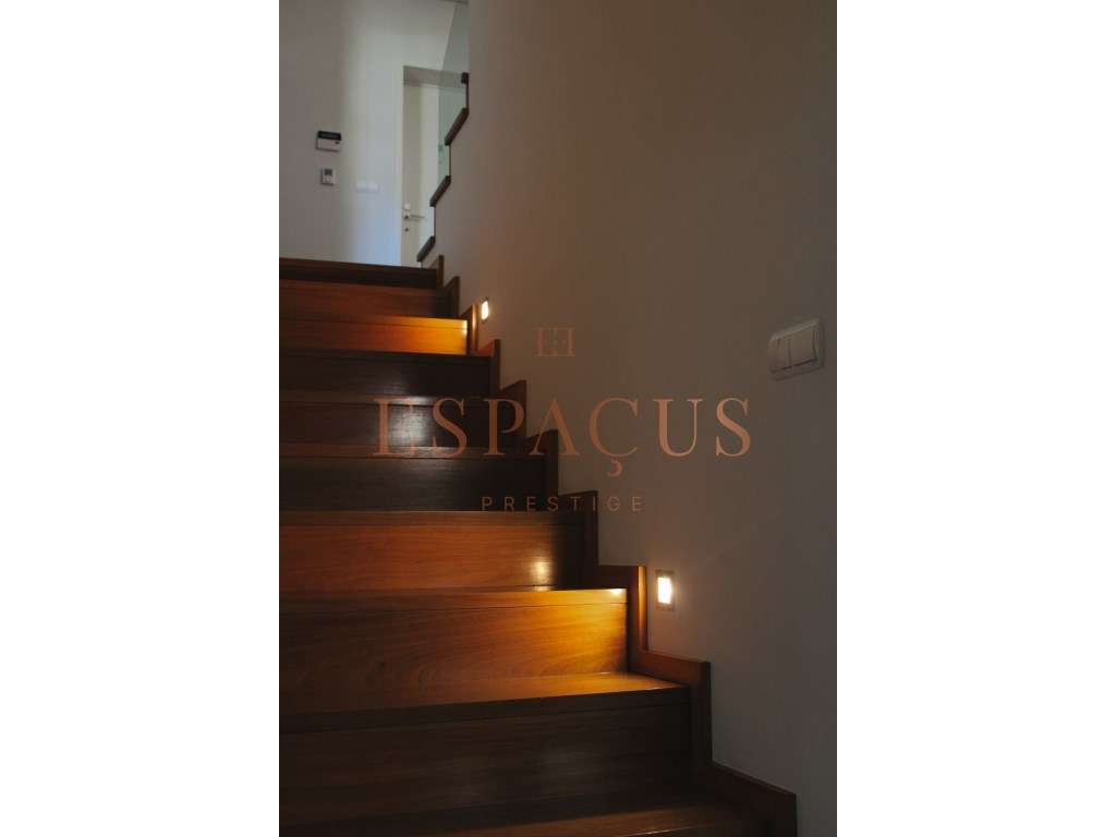 Moradia V4 com Vista Mar - Um Refúgio de Conforto e Elegância-32