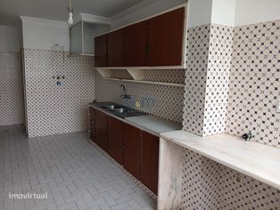 Apartamento T2 junto ao Centro Comercial