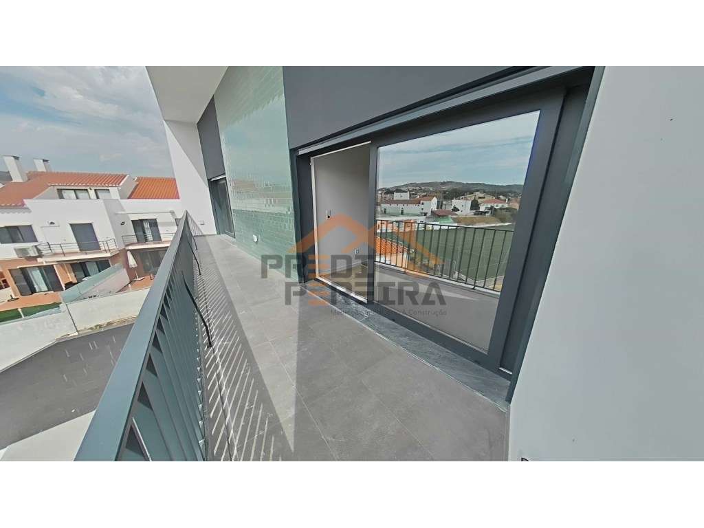 Situado em Loures, T2 com varanda e dois parqueamentos. - Grande imagem: 4/35