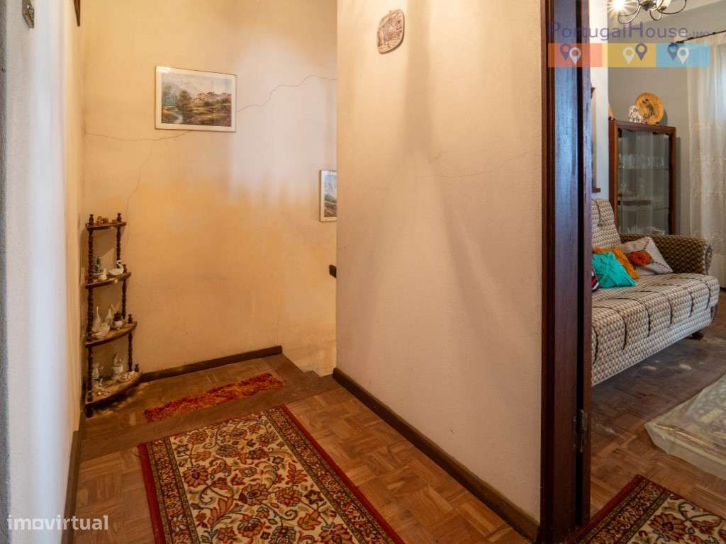 Prédio constituído por 2 apartamentos T2 com entradas independentes...-13