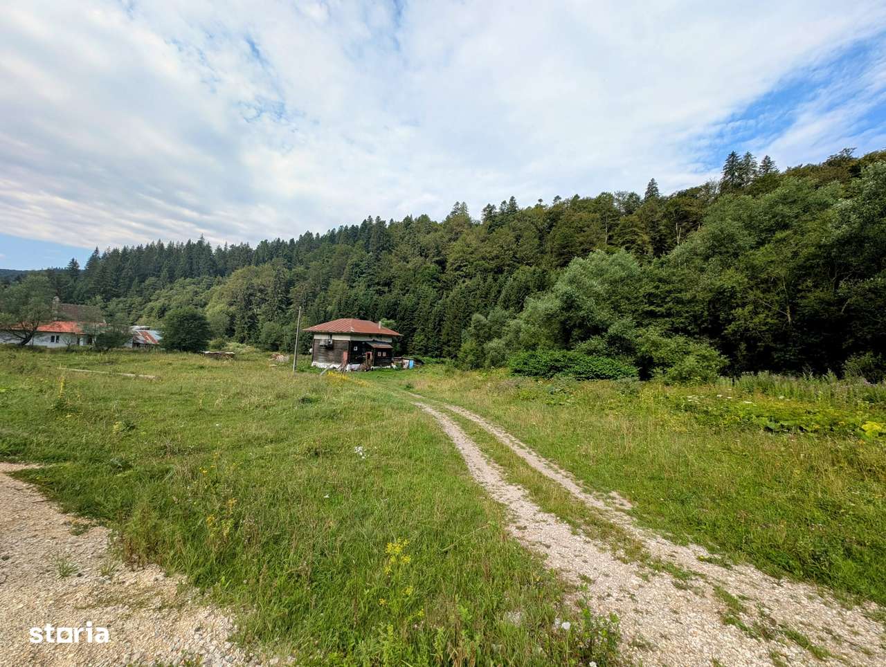 Predeal,P+1,casa din busteni,in spatele terenului curge raul Prahova-2