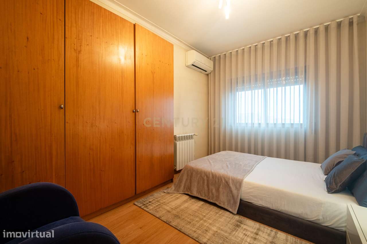 Apartamento T3 Renovado, com aquecimento central, varanda e lugar de g-2