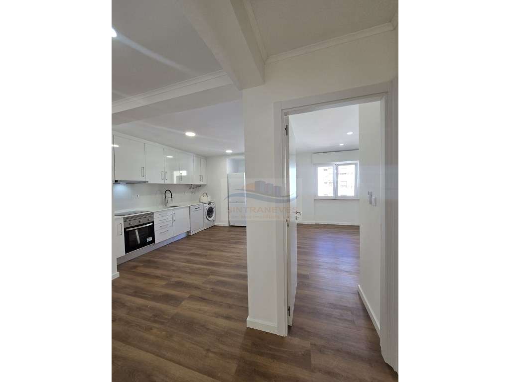 Apartamento T2+1 totalmente remodelado na Praça da Igreja-2