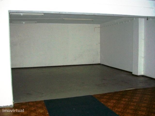Vendo Garagem/Armazém Junto ao seminario em Leiria-4
