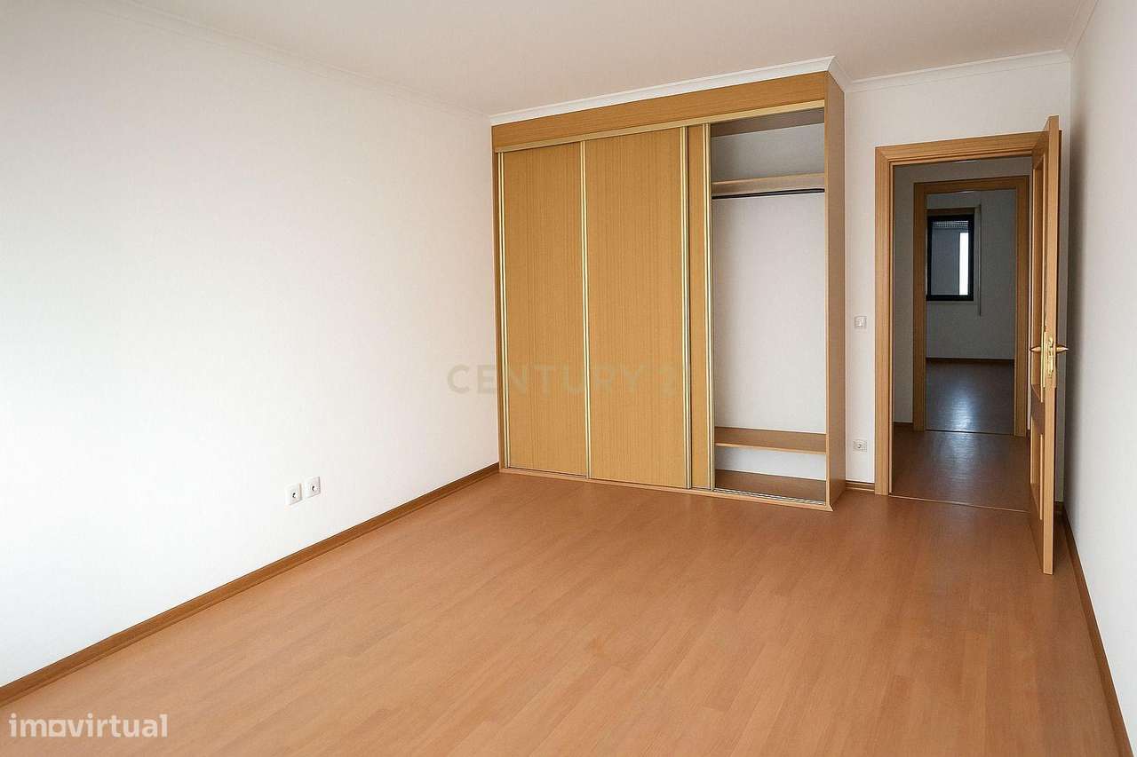 Apartamento T4 com Excelentes Áreas numa Zona Residencial de Excelênci-6