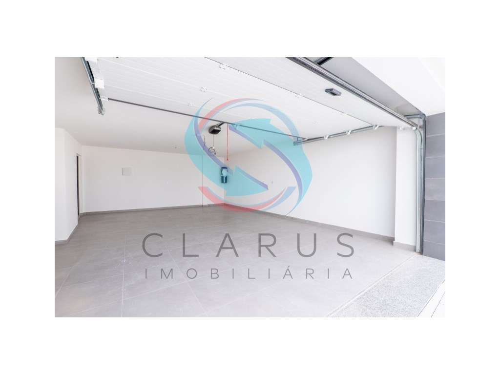 Moradia geminada à venda na Rua Infante Dom Henrique s/n-28