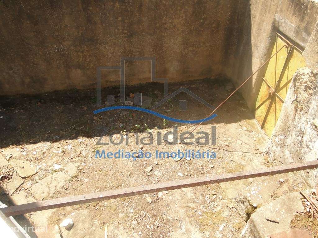 Moradia com 2 pisos e logradouro - Localizada no centro de Abrigada-9