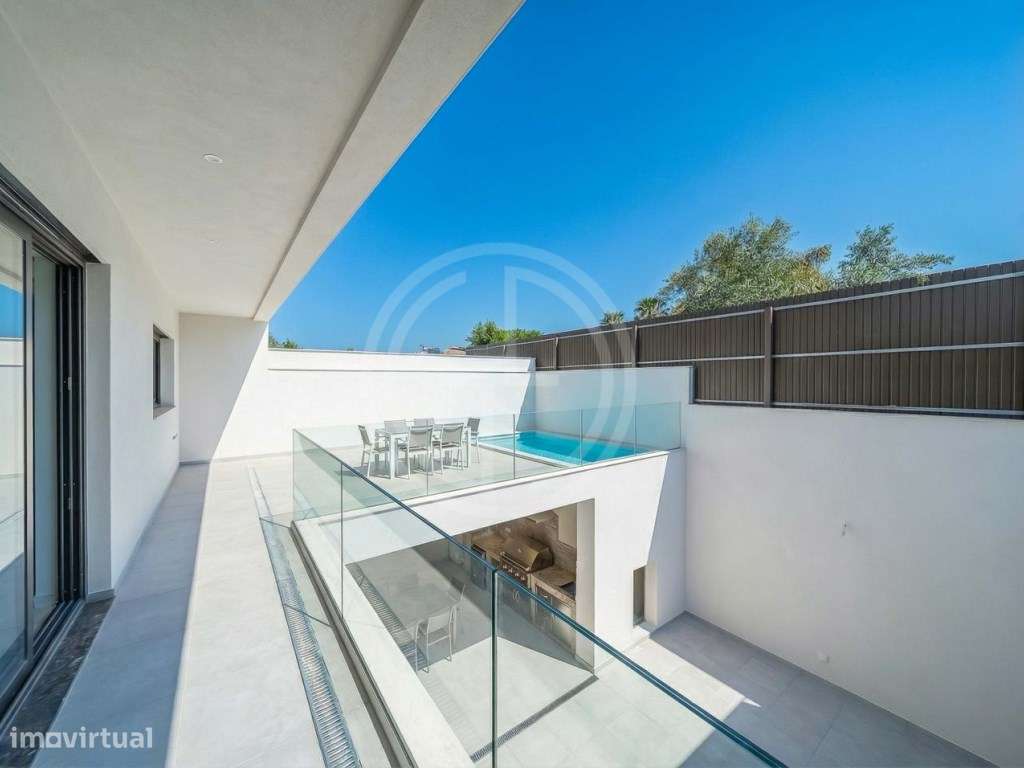 Moradia V3+1 com piscina privada em Gambelas-37