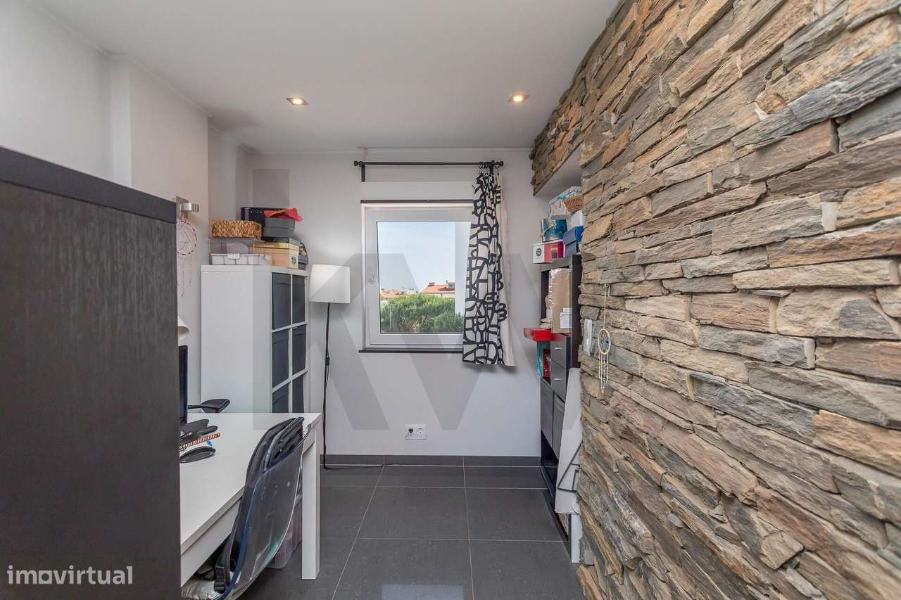 Exclusivo Duplex T3 Remodelado com Garagem Box Independentemente na Ri-11