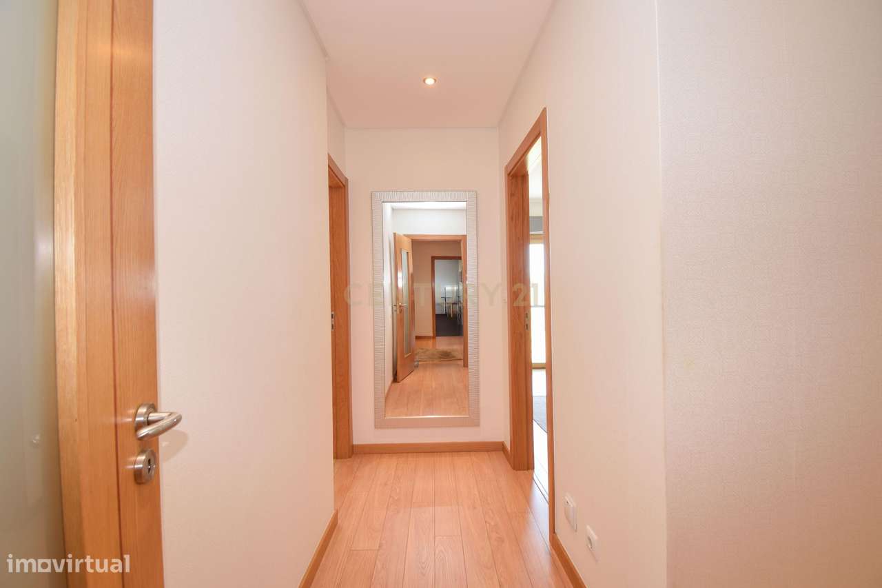 Apartamento T3 com Áreas Generosas e Vista Desafogada-18