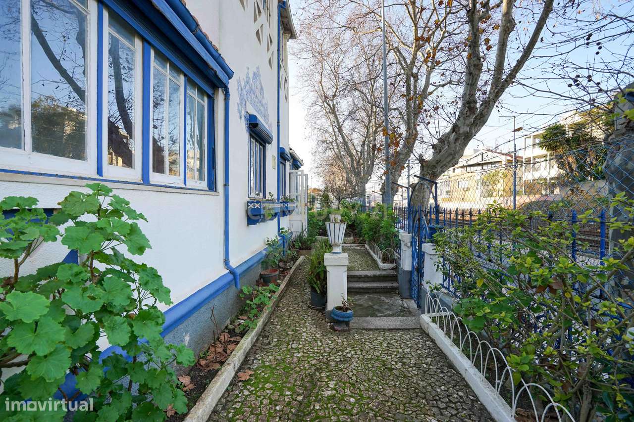 Moradia independente T6, situada no coração da linha de Cascais, junto-43