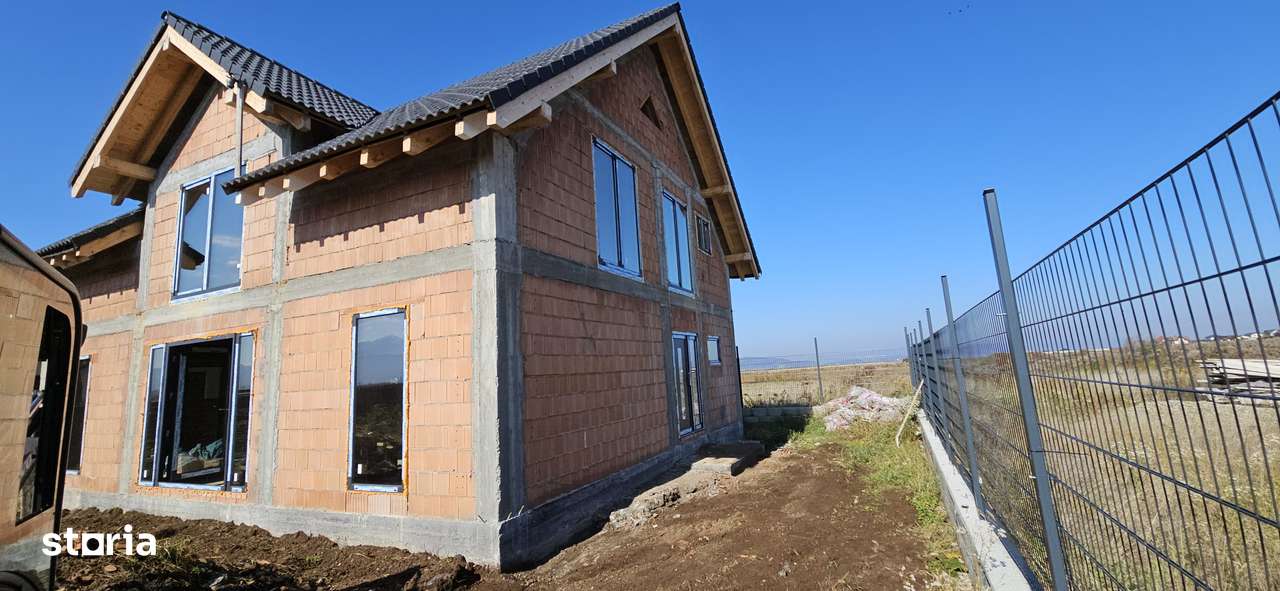 Vand casa la rosu intabulata cu utilitati - Imagine principală: 3/9