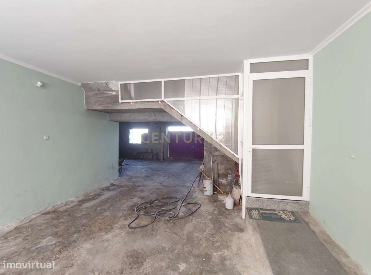 Moradia V5 geminada com terreno a 6kms do centro da cidade de Chaves - Grande imagem: 4/40