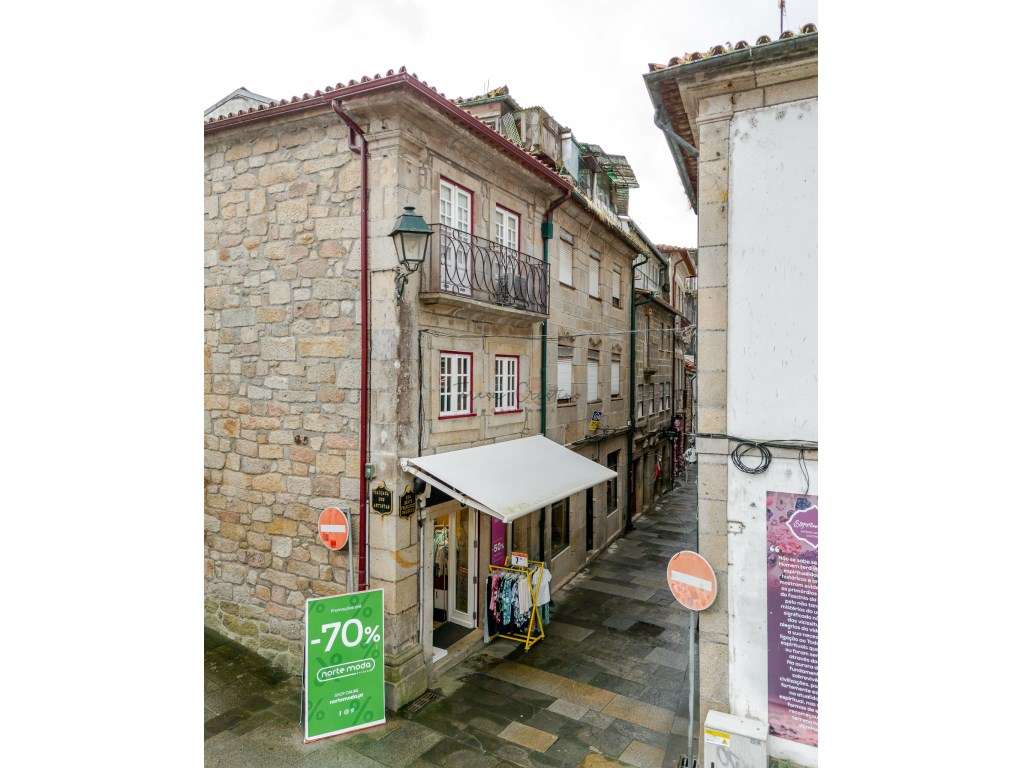 Prédio com Comércio e Habitação no Centro Histórico de Ponte de Lima - Grande imagem: 4/26