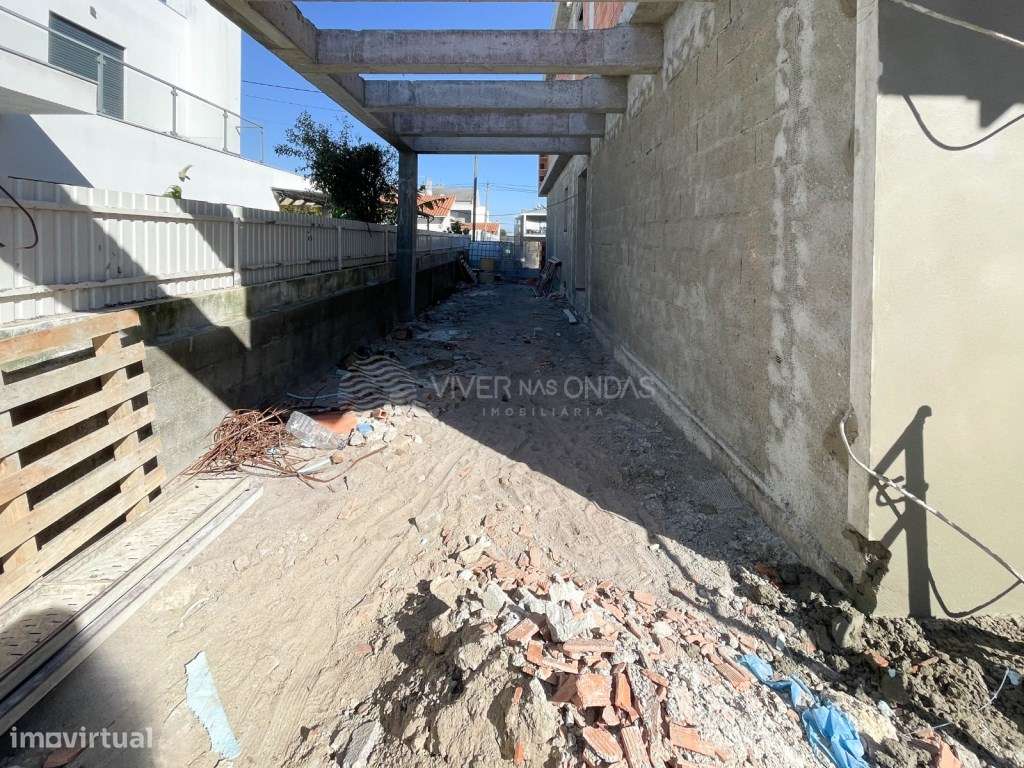 Moradia Geminada T4 - 3 Suítes, Piscina e Garagem - Fernão Ferro - Grande imagem: 5/9