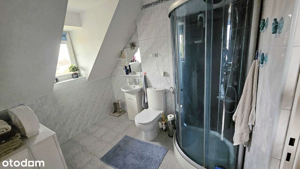 Przestronny dom z garażem w spokojnej okolicy-11