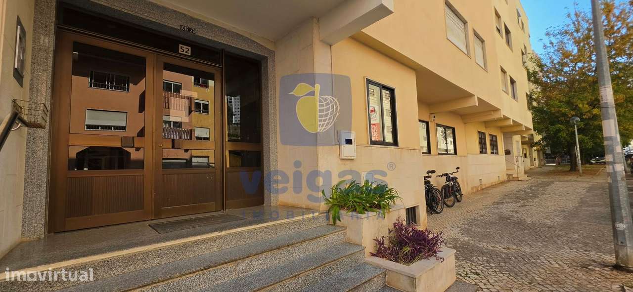 Fantástico T2 Renovado, na Av. da Liberdade – Monte Abraão-24