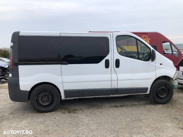 Dezmembrez piese Opel Vivaro 2,5 dCi - 2