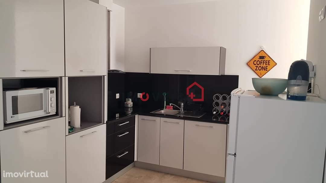 Apartamento T0 transformado em T3, na Praia das Paredes