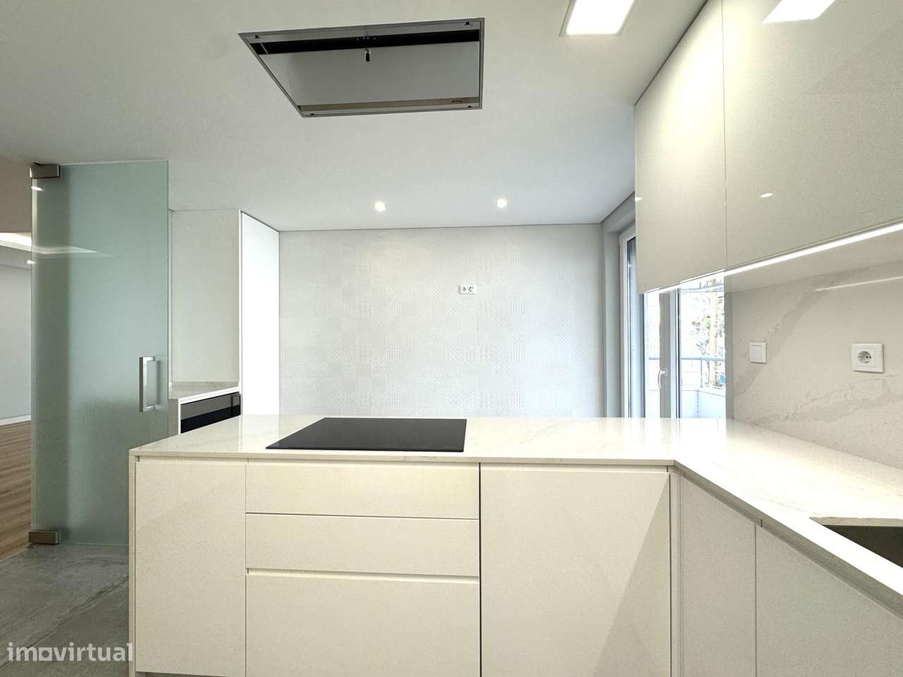 Apartamento T3 novo com estacionamento no centro de Carcavelos-11