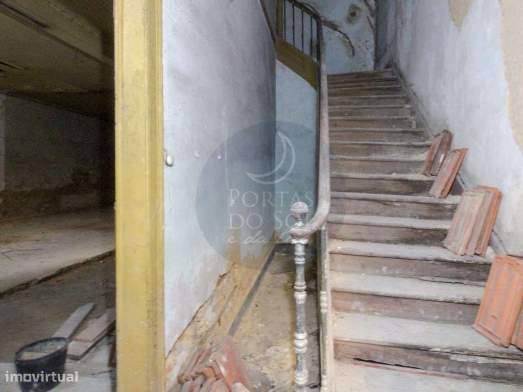 Imóvel c arquitetura histórica na rua principal do Cartaxo.-15