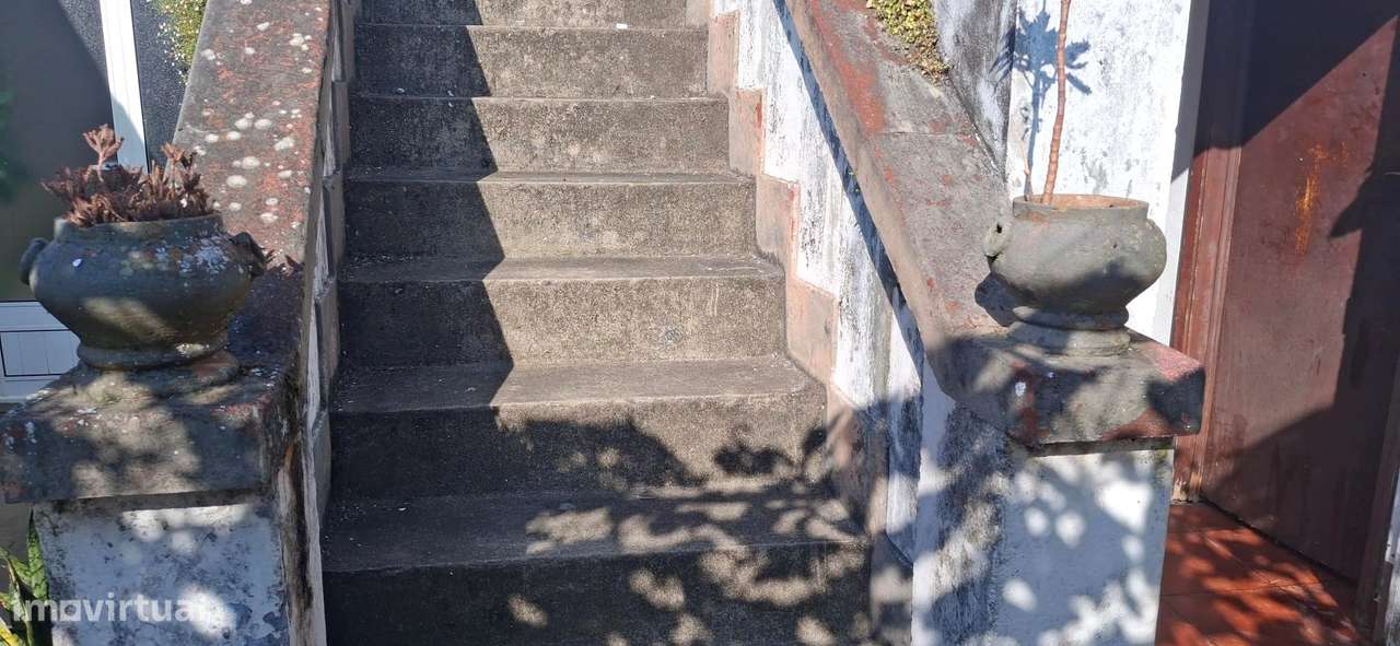 Moradia para recuperar no centro da Ribeira Grande - Grande imagem: 5/37