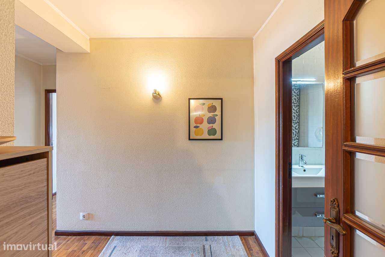 Apartamento T2 com varanda e garagem fechada em Mafamude-15