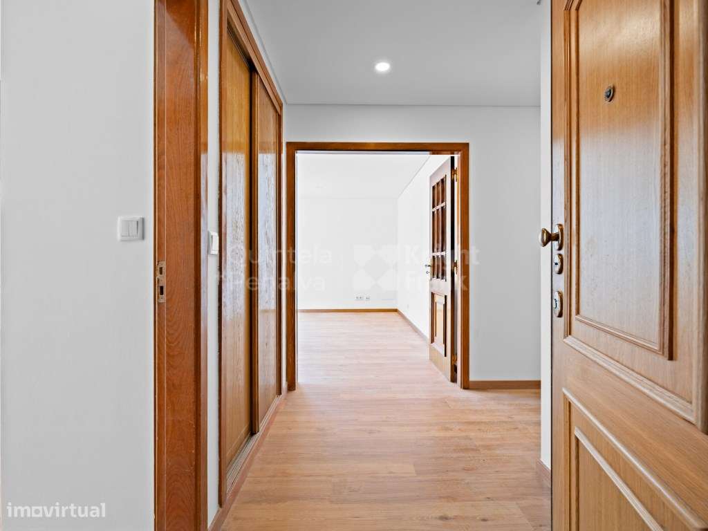 Apartamento T2 renovado com terraço e garagem em Carcavelos - Grande imagem: 2/24