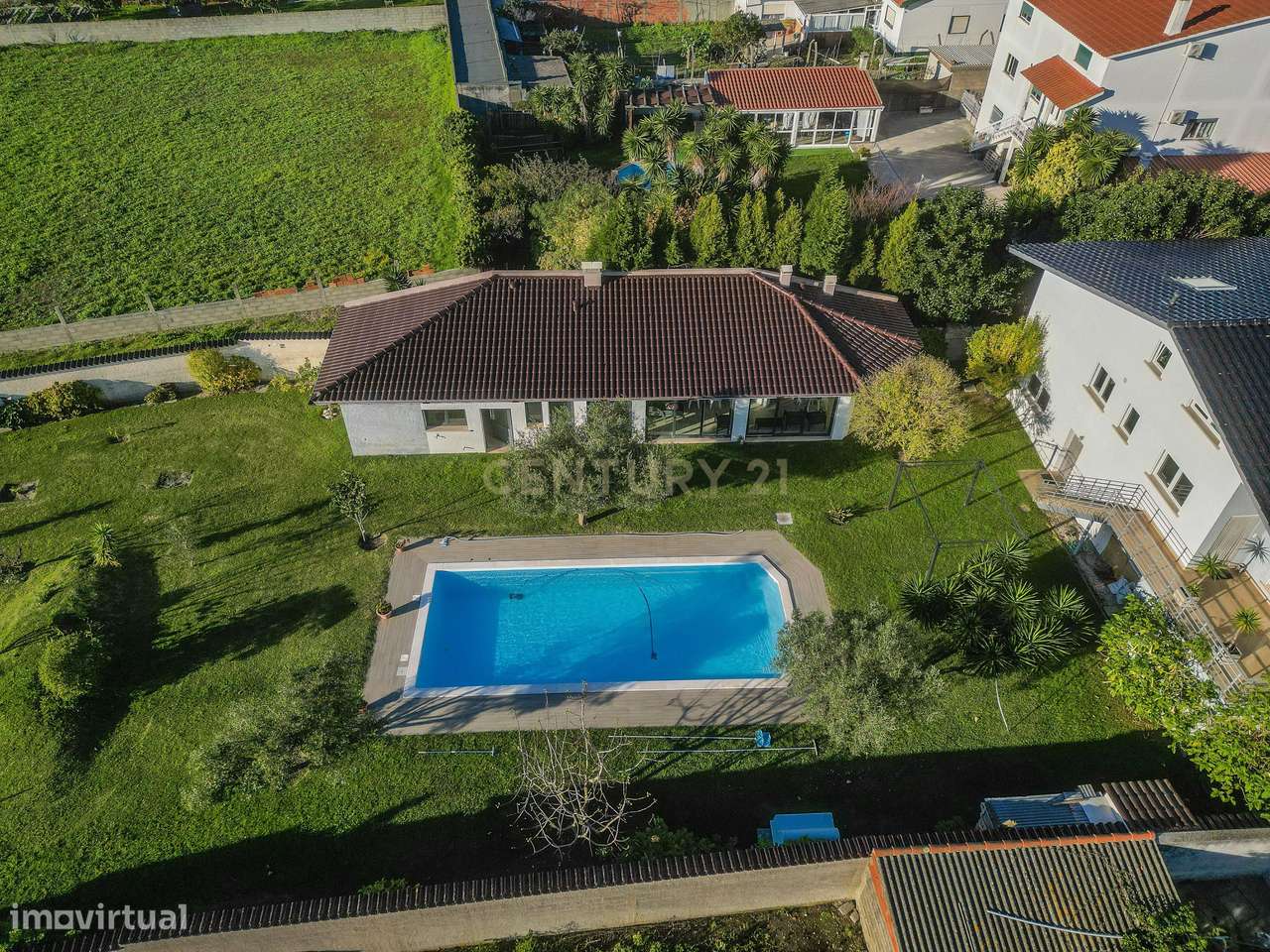 Moradia com piscina, terreno e anexos em Vieira de Leiria e a 2km da p-7