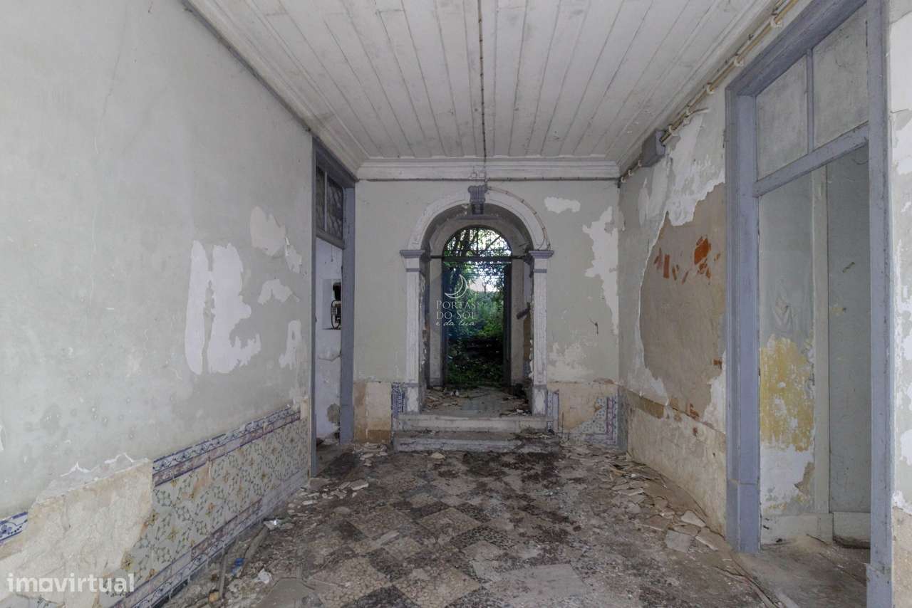 Palacete c/ jardim no c. histórico de Santarém. - Grande imagem: 3/26