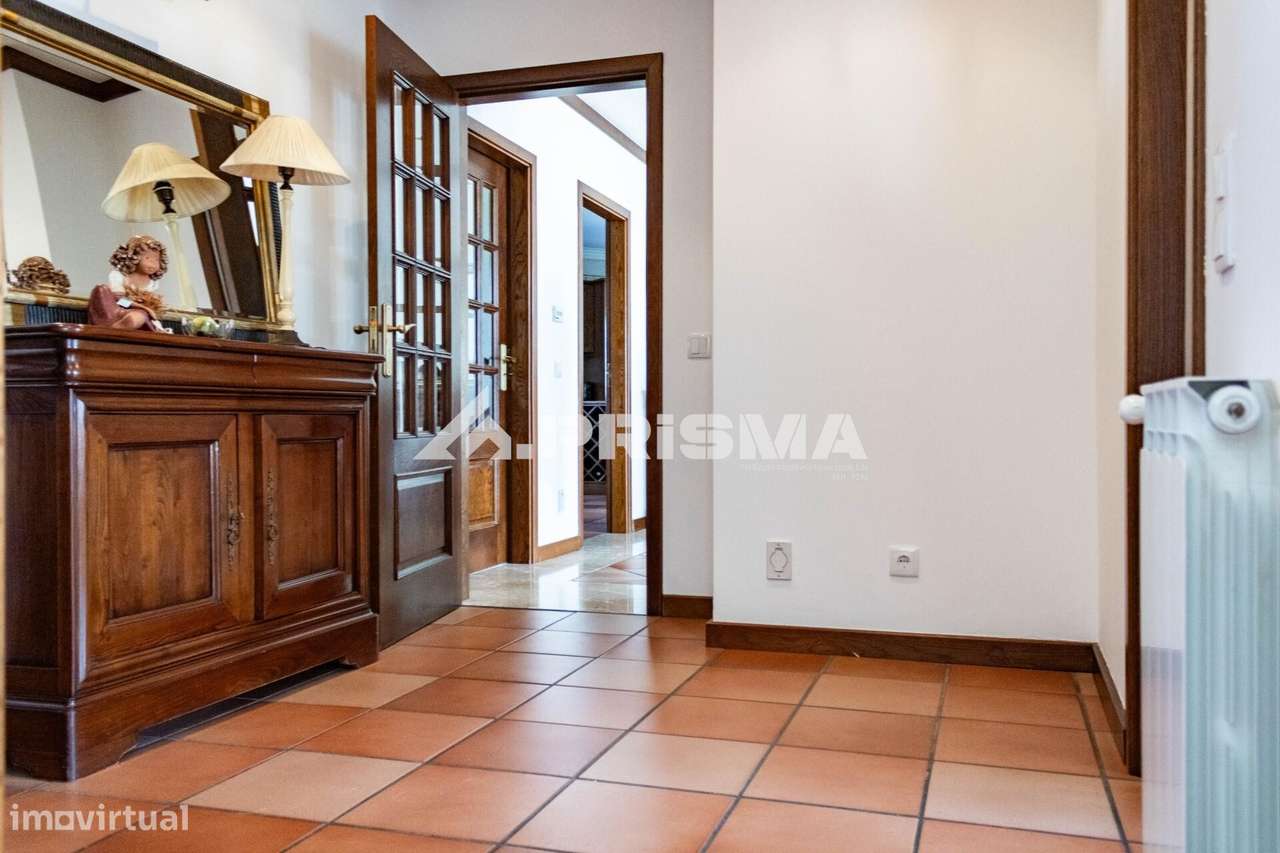 Moradia T5 para Venda em C. Branco-31