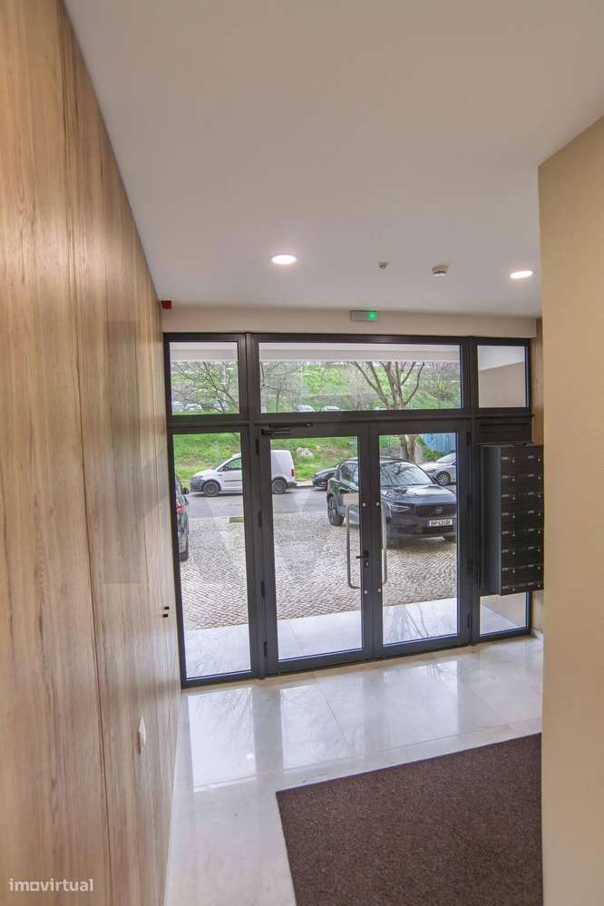 T2 Semi-Novo com Varanda, Vista Frontal Rio e Garagem Dupla | Alverca - Grande imagem: 3/30