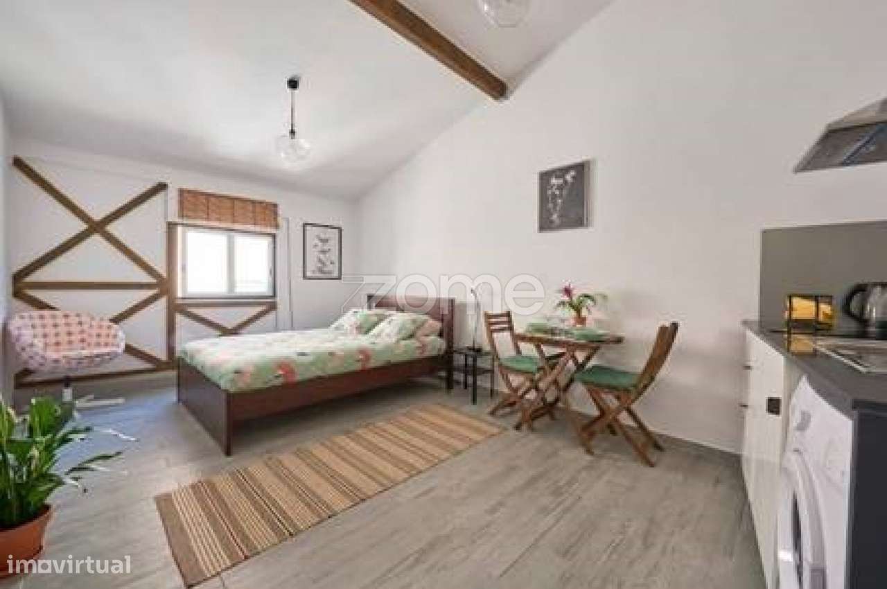 Prédio junto à Av. da Liberdade. - Grande imagem: 2/23