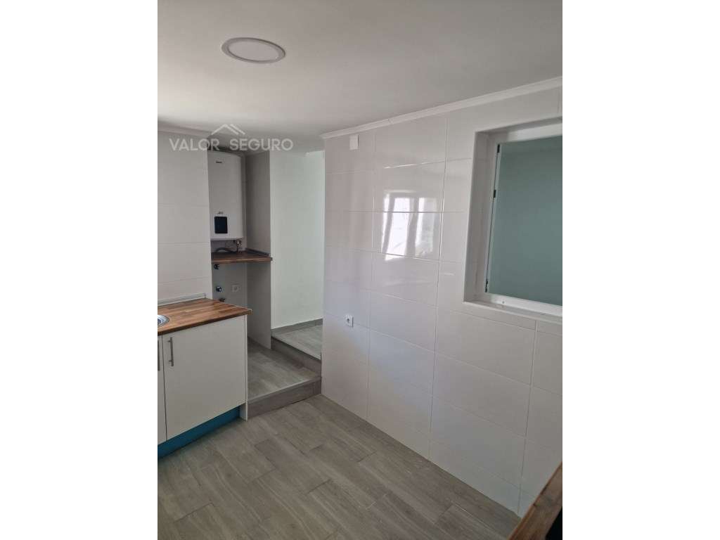 Moradia com 8 casas independentes em Sobralinho-15