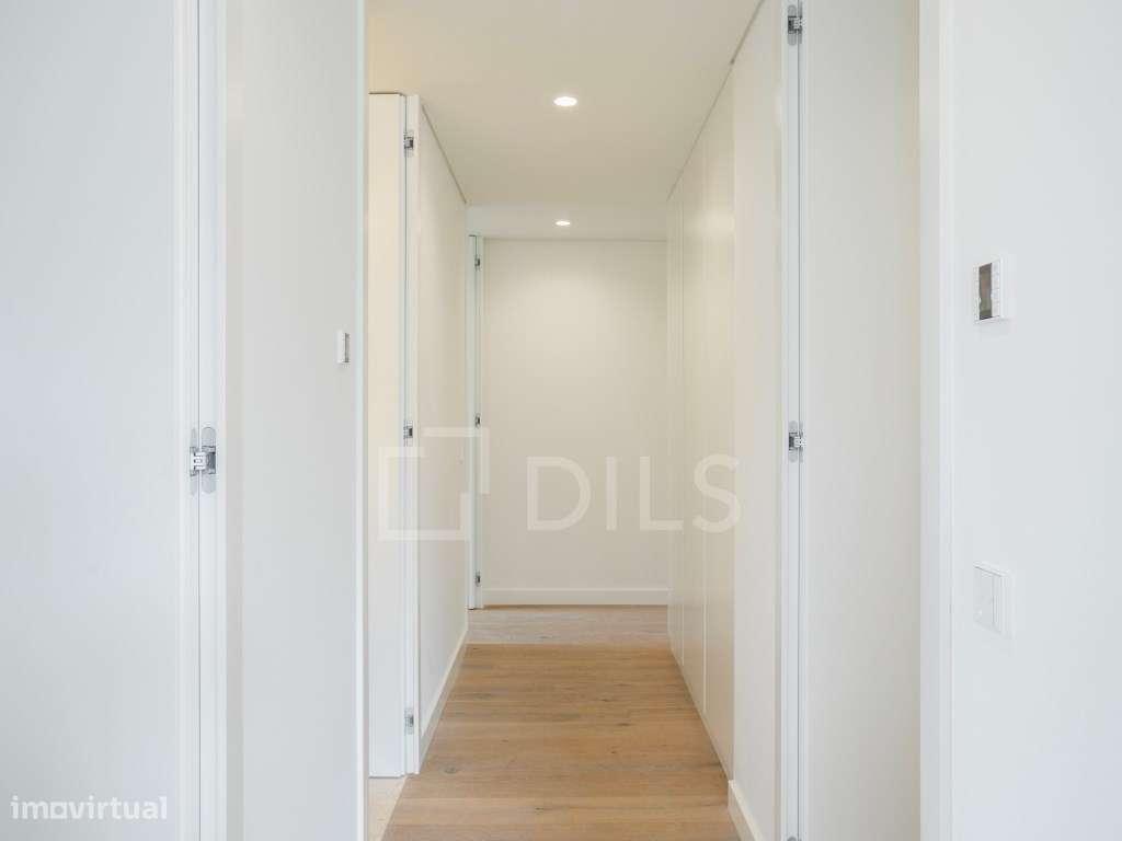 Apartamento T4, novo, com 3 lugares de estacionamento e arrecadação... - Grande imagem: 5/61